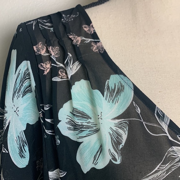 Torrid Black Floral Short Sleeve Semi-Sheer Blouse Size 0 - Picture 3 of 11